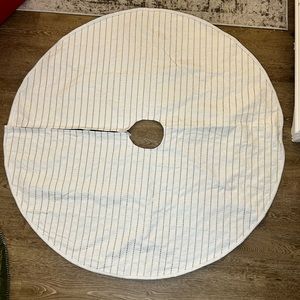 Wondershop gold and cream color tree skirt